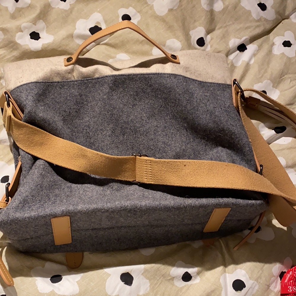 EUC like new Petra Messenger Bag. Where business meets savvy. Eco savvy! - Picture 2 of 11